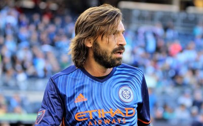 壹电竞-内马尔突破被犯规倒地